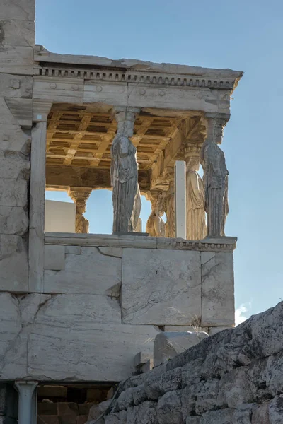 Le porche des Caryatides dans l'Erechtheion un temple grec antique sur le côté nord de l'Acropole d'Athènes, Attique — Photo