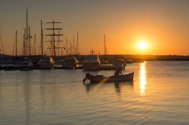 Sozopol, Bulgaristan - 11 Temmuz 2016: Sozopol, Bulgaristan limanında şaşırtıcı günbatımı