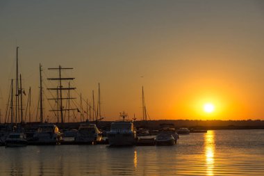Sozopol, Bulgaristan - 11 Temmuz 2016: Sozopol, Bulgaristan limanında şaşırtıcı günbatımı
