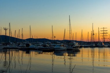 Sozopol, Bulgaristan - 11 Temmuz 2016: Sozopol, Bulgaristan limanında şaşırtıcı günbatımı