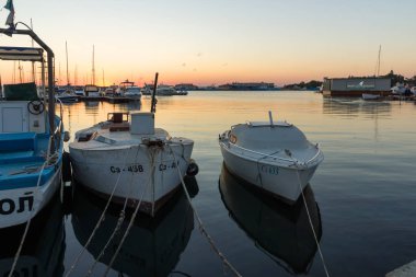 Sozopol, Bulgaristan - 11 Temmuz 2016: Sozopol, Bulgaristan limanında şaşırtıcı günbatımı