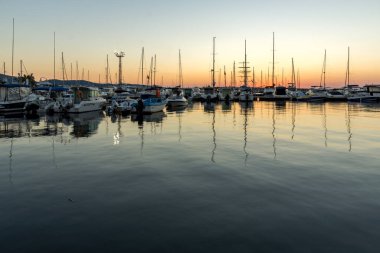 Sozopol, Bulgaristan - 11 Temmuz 2016: Sozopol, Bulgaristan limanında şaşırtıcı günbatımı