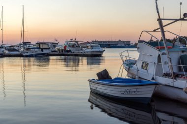 Sozopol, Bulgaristan - 11 Temmuz 2016: Sozopol, Bulgaristan limanında şaşırtıcı günbatımı