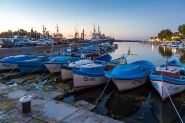 Sozopol, Bulgaristan - 11 Temmuz 2016: Sozopol, Bulgaristan limanında şaşırtıcı günbatımı