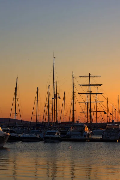 Sozopol, Bulgarien - 11 juli 2016: Fantastisk solnedgång vid hamnen i Sozopol, Bulgarien — Stockfoto