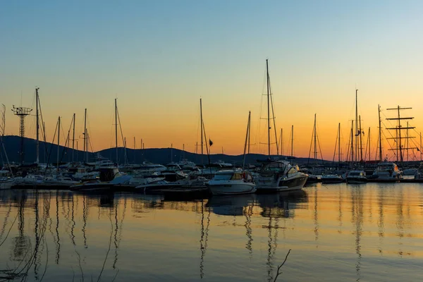 Sozopol, bulgaria - 11. Juli 2016: atemberaubender Sonnenuntergang im Hafen von sozopol, Bulgarien — Stockfoto