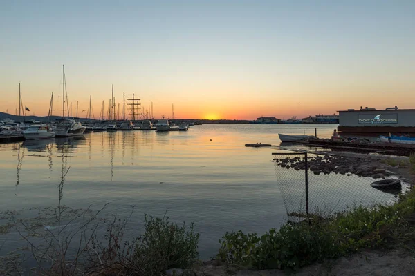 SOZOPOL, BULGARIE - 11 JUILLET 2016 : Coucher de soleil incroyable au port de Sozopol, Bulgarie — Photo