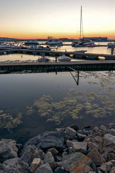 Sozopol, Bulgarien - 11 juli 2016: Fantastisk solnedgång vid hamnen i Sozopol, Bulgarien — Stockfoto