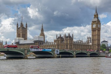 Londra, İngiltere - 15 Haziran 2016: Westminster Bridge ve Big Ben, London