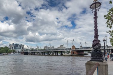 Londra, İngiltere - 15 Haziran 2016: Hungerford Köprüsü ve Thames Nehri, Londra