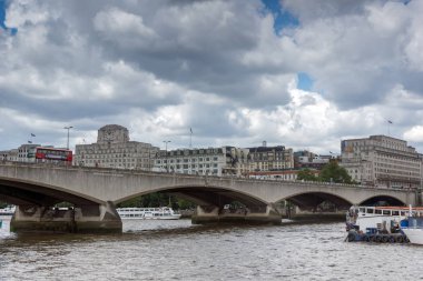 Londra, İngiltere - 15 Haziran 2016: Waterloo Köprüsü ve Thames Nehri, Londra, İngiltere,