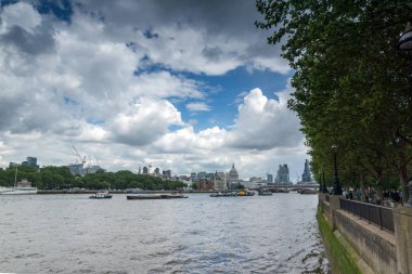 Londra - 15 Haziran 2016: Panoramik Thames Nehri ve Londra şehri,