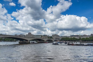 Londra, İngiltere - 15 Haziran 2016: Waterloo Köprüsü ve Thames Nehri, Londra, İngiltere