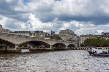 Londra, İngiltere - 15 Haziran 2016: Waterloo Köprüsü ve Thames Nehri, Londra, İngiltere