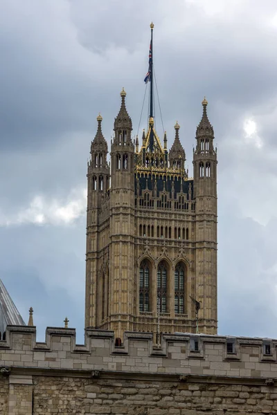 London, Anglia - június 15 2016:Victoria-torony, a házak, a Parlament, a Palace of Westminster, London, Anglia — Stock Fotó