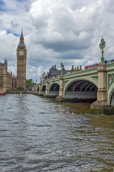 Londen, Engeland - 15 juni 2016: Westminster Bridge en Big Ben, London — Stockfoto