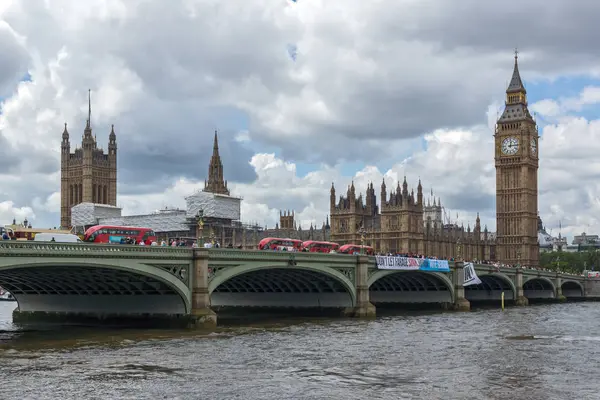 LONDON, ENGLAND - JUNE 15 2016:  Westminster Bridge and Big Ben, London — Stock Photo, Image