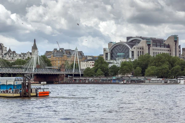 ロンドン、イギリス - 2016 年 6 月 15 日: ハンガーフォード ブリッジとテムズ川、ロンドン、イングランド — ストック写真