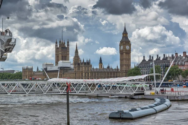 ЛОНДОН, Англия - 15 июня 2016 года: Вестминстерский мост и Биг Бен, Лондон — стоковое фото