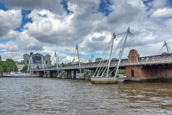 London, england - juni 15 2016: hungerford bridge und thames river, london — Stockfoto