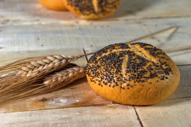 Haşhaş tohumu ile küçük ekmek