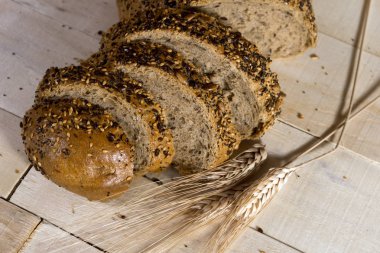 Ayçiçeği tohumları ile taze ekmek dilimi