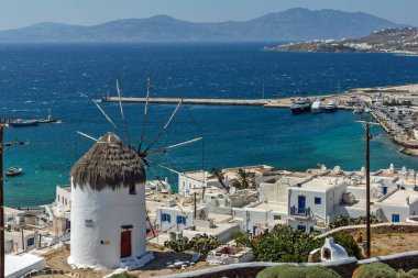 Beyaz görünümünü şaşırtıcı Mikonos Adası üzerinde Cyclades yel değirmenleri