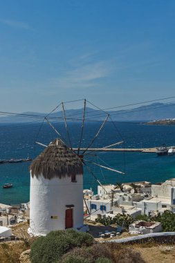 Beyaz görünümünü şaşırtıcı Mikonos Adası üzerinde Cyclades yel değirmenleri