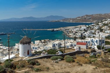 Beyaz görünümünü şaşırtıcı Mikonos Adası üzerinde Cyclades yel değirmenleri