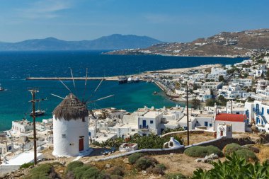 Beyaz görünümünü şaşırtıcı Mikonos Adası üzerinde Cyclades yel değirmenleri