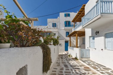 Mikonos kentine, Cyclades Adaları beyaz evler ile sokak