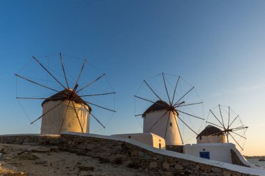 Beyaz gün batımı görünümü Mikonos Adası üzerinde Cyclades yel değirmenleri