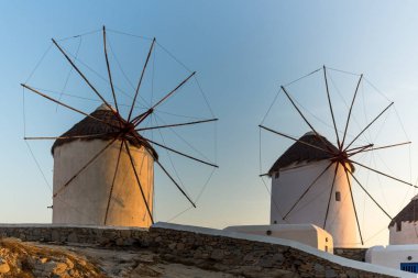 Beyaz gün batımı görünümü Mikonos Adası üzerinde Cyclades yel değirmenleri