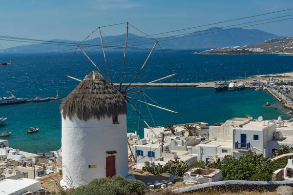 Increíble vista de molinos de viento blancos en la isla de Mykonos, Cícladas —  Fotos de Stock