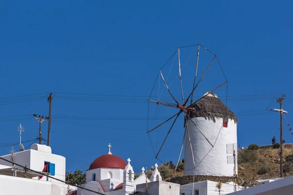 Vita väderkvarn och blå himmel på ön Mykonos, Cyclades, — Stockfoto