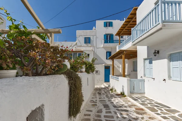 Rua com casas brancas na cidade de Mykonos, Ilhas Cíclades — Fotografia de Stock