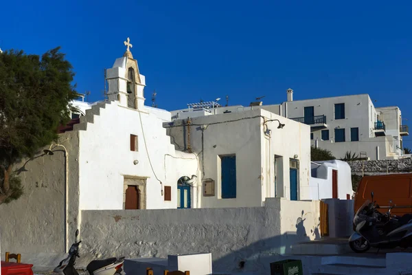 Iglesia ortodoxa blanca y pequeño campanario en Mykonos, Islas Cícladas —  Fotos de Stock