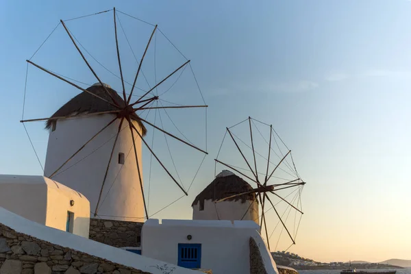 Solnedgång utsikt över vita väderkvarnar på ön Mykonos, Cykladerna — Stockfoto