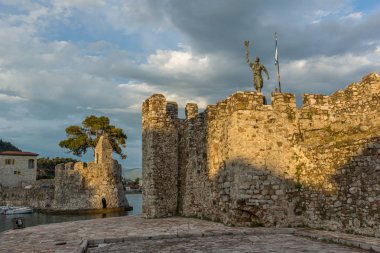 Gün batımı sur, bağlantı noktası Nafpaktos şehir panoraması