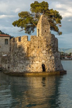 Gün batımı sur, bağlantı noktası Nafpaktos şehir panoraması