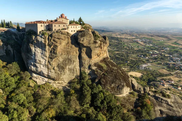 Vista incrível do pôr do sol do Santo Mosteiro de Santo Estêvão em Meteora, Tessália — Fotografia de Stock