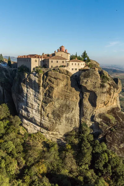 Increíble vista al atardecer del Santo Monasterio de San Esteban en Meteora, Tesalia —  Fotos de Stock