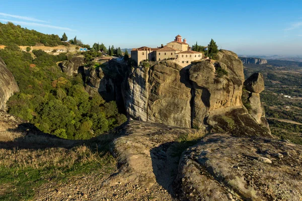 Vista incrível do pôr do sol do Santo Mosteiro de Santo Estêvão em Meteora, Tessália — Fotografia de Stock