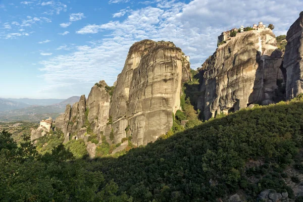 Amazing view of Rock Pillars and Holy Monasteries of Varlaam and St. Nicholas Anapausas  in Meteora, Thessaly — Stock Photo, Image