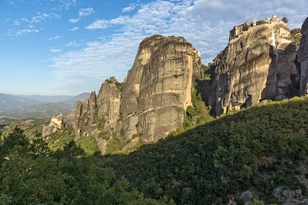 Fantastisk utsikt over steinsøyler og hellige klostre i Varlaam og St. Nicholas Anapausas i Meteora, Thessalia – stockfoto