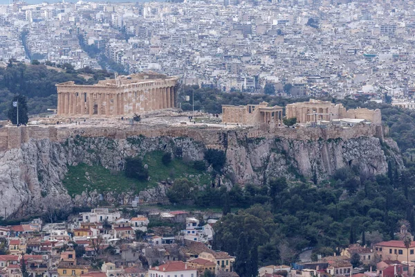 Удивительный вид на Акрополь Афин с холма Ликабеттус — стоковое фото