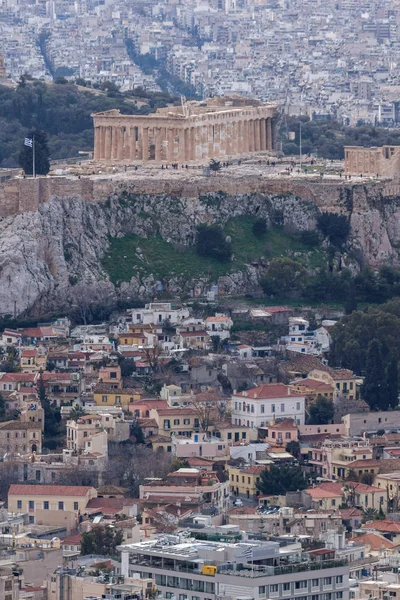 Increíble vista de la Acrópolis de Atenas desde la colina de Lycabettus — Foto de Stock