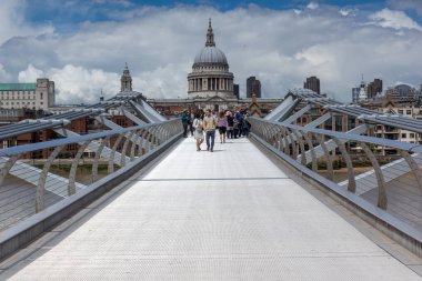 Londra, İngiltere - 15 Haziran 2016: St. Paul's Katedrali ve Millennium, Londra, İngiltere'de köprü