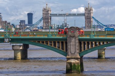 Londra, İngiltere - 15 Haziran 2016: Panoramik Londra, İngiltere'deki Thames Nehri'nin