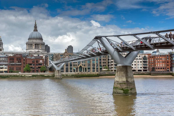LONDON, ENGLAND - JUNE 15 2016: St. Paul's Cathedral and Millennium bridge, London, England — Stock Photo, Image